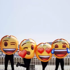 Disfraz De Emoji Beso De Corazón -Tradiciones Ventas disfraz de emoji beso de corazon 2